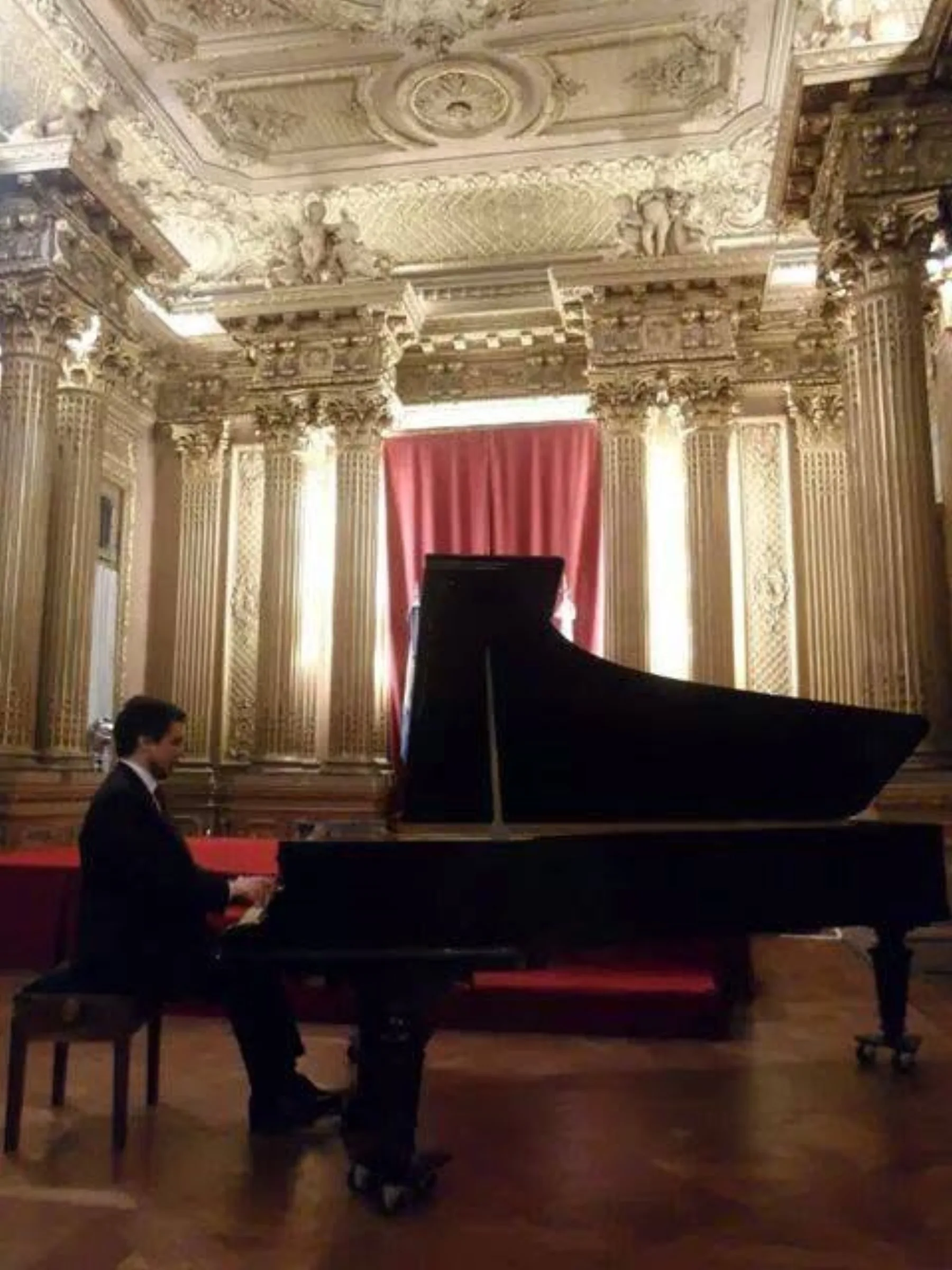 Juan José Zeballos en el Salón Dorado